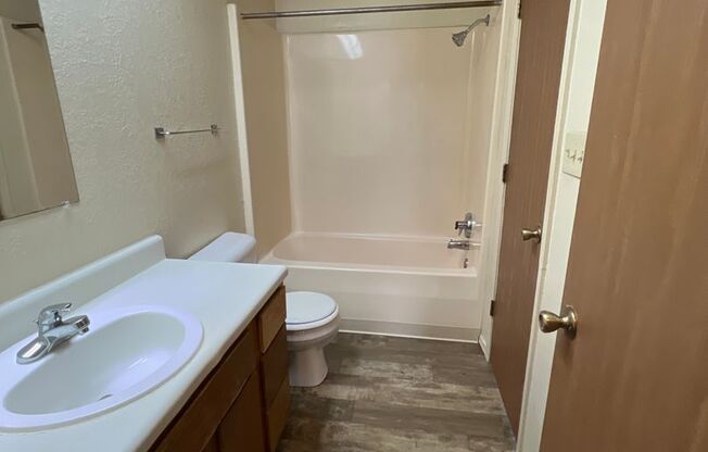 2 beds, 1.5 baths, 900 sqft, $715, Unit 34