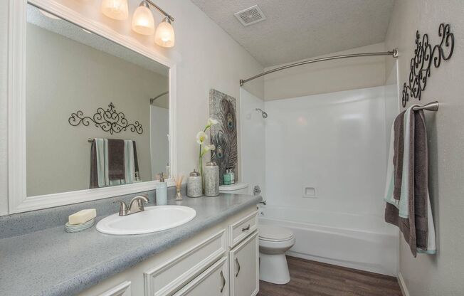 2 beds, 1 bath, 900 sqft, $1,610, Unit 17-056
