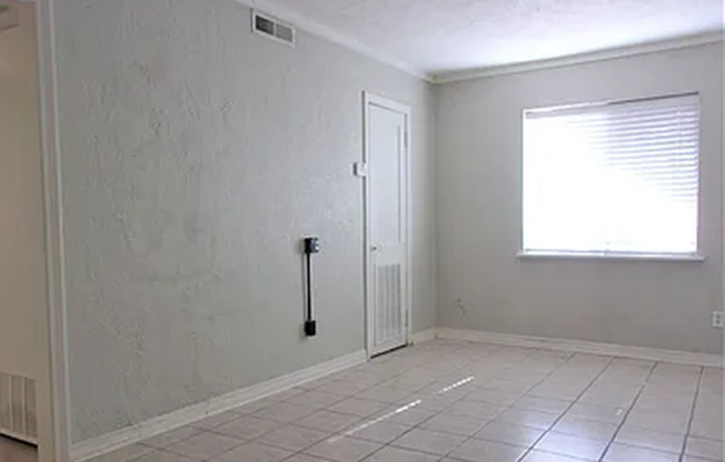 Updated 1-Bedroom in the Heart of the Plaza District