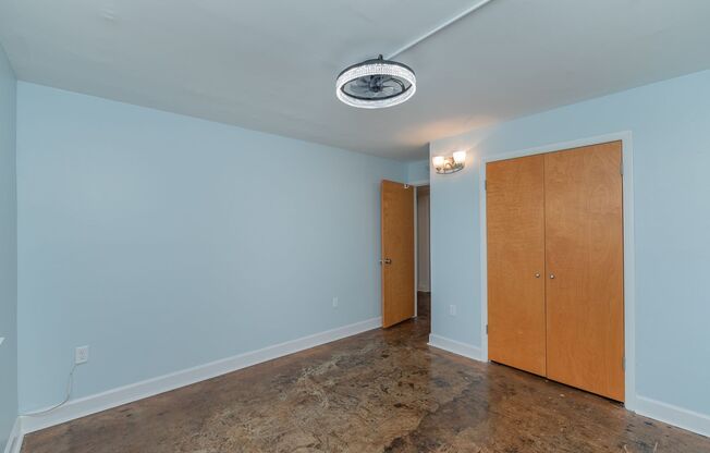 2 beds, 2 baths, $2,100, Unit 17E