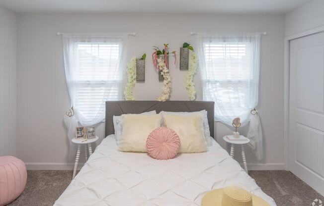 Small Bed Room at Galbraith Pointe Apartments and Townhomes*, Cincinnati