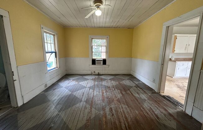 Cute 3 bedroom 1 bath house in historic Buena Vista district Athens, GA.