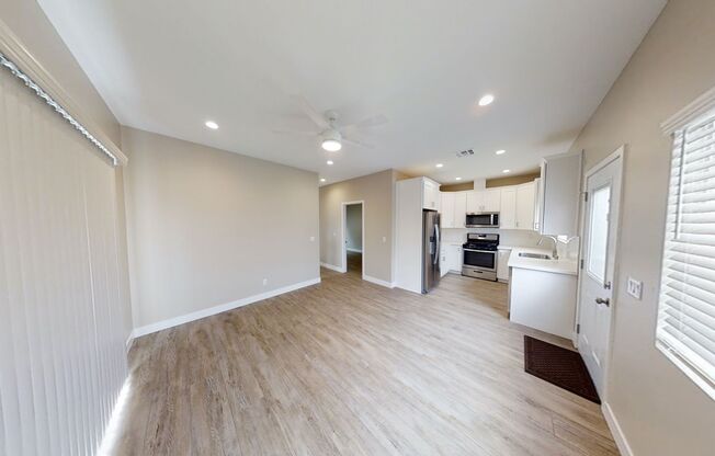 4BD/2BA, Private Yard!!