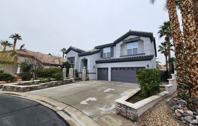 Entertainers Delight with minutes of shopping and restaurants