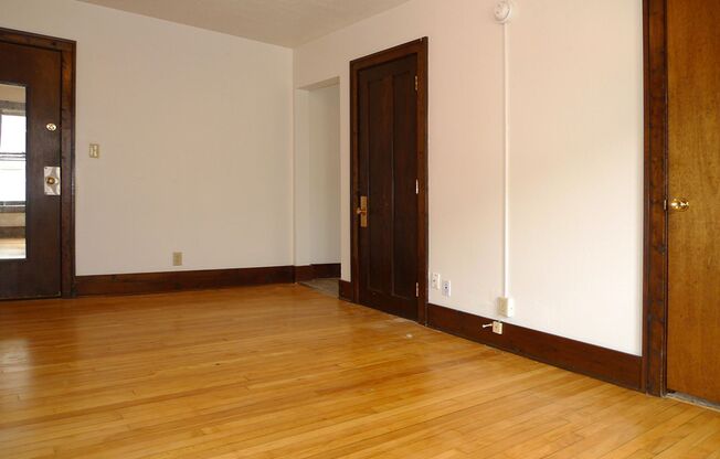 1 bed, 1 bath, 410 sqft, $915, Unit 15 - 35