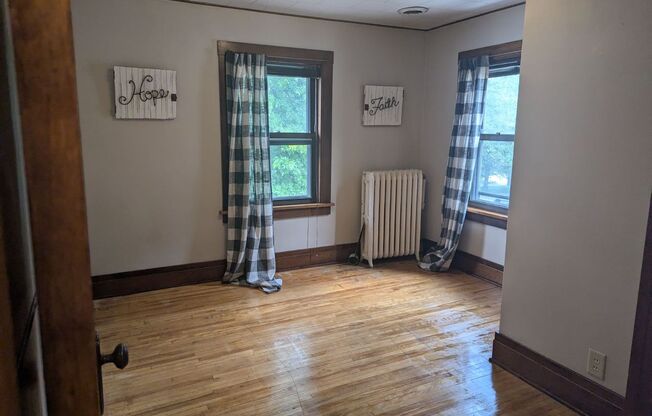 2 beds, 1 bath, $875