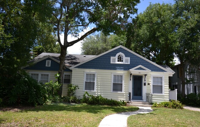 4 BR Home only 2 blocks from Lake Eola Park with 2 car garage