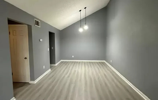 1 bed, 1 bath, 600 sqft, $899, Unit 8215-5
