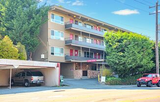 Top-Floor 2-Bedroom with Natural Light in the heart of Fremont in Seattle - Tour now!