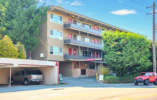 Top-Floor 2-Bedroom with Natural Light in the heart of Fremont in Seattle - Tour now!