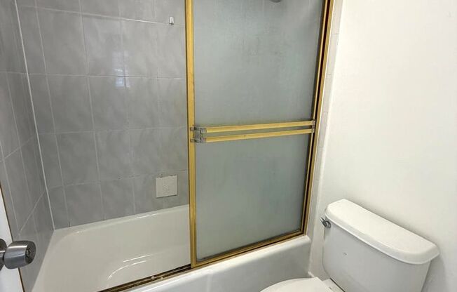 1 bed, 1 bath, $2,400, Unit Unit 1027