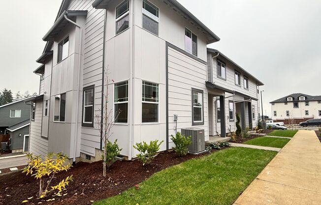 New Construction - 5 Bedroom 2.5 Bath in Tigard/ Tualatin Distract!