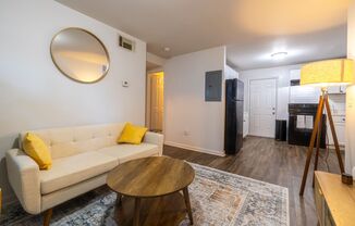 2 beds, 1 bath, 725 sqft, $1,199, Unit C5