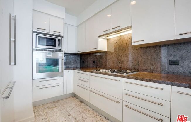 1 bed, 2 baths, 1,020 sqft, $5,500, Unit 31F