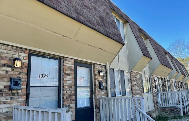 Cute and Convenient  South Nashville Townhouse near BNA and Woodbine - Renovated