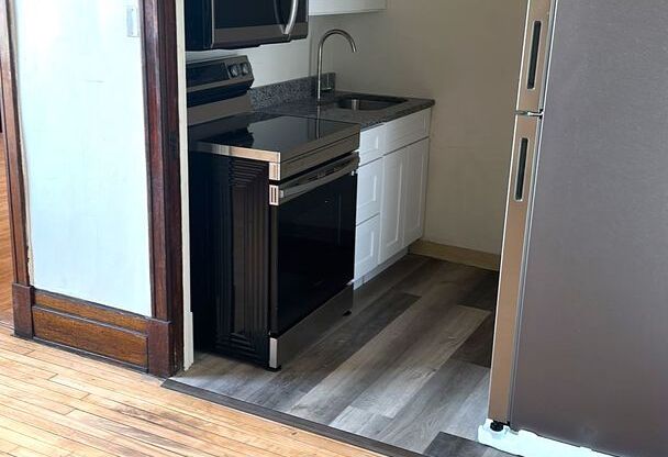 2 beds, 1 bath, 796 sqft, $900, Unit 11-D