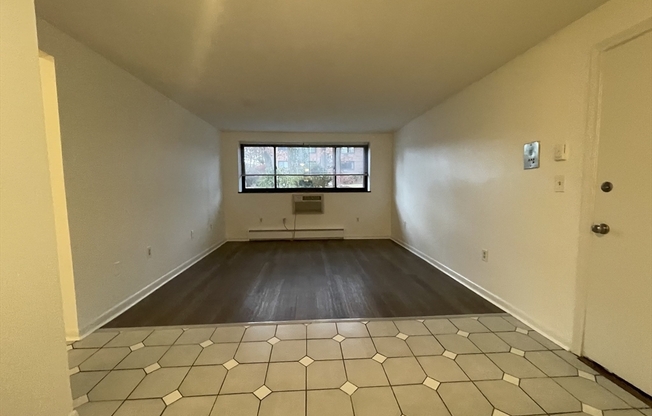 2 beds, 1 bath, 700 sqft, $2,400, Unit E1