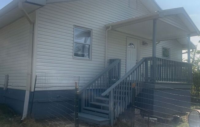 Knoxville 37920 - 3 bedroom, 1 bath home - Contact Lisa Vineyard & Shannon Russell (865)216-9334