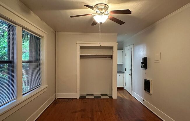 Studio, 1 bath, 352 sqft, $995, Unit 6