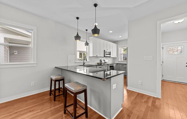 Modern 3 Bedroom home inside Downtown Raleigh, Fenced-in Backyard, Updated Kitchen, Pet Friendly!