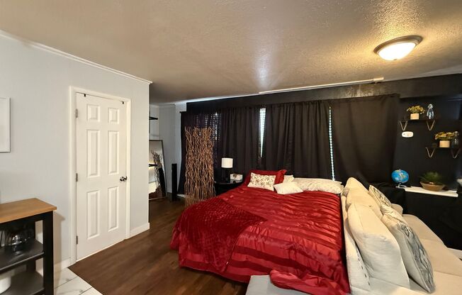 MOVE-IN READY Cozy Studio on South Broadway!!