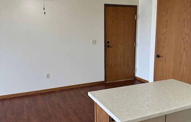 1 bed, 1 bath, 700 sqft, $1,220, Unit 401-317