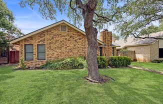 Beautiful home in Blanco Woods w/community pool!