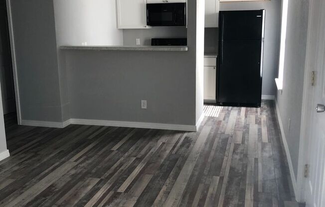 1 bed, 1 bath, $595, Unit B