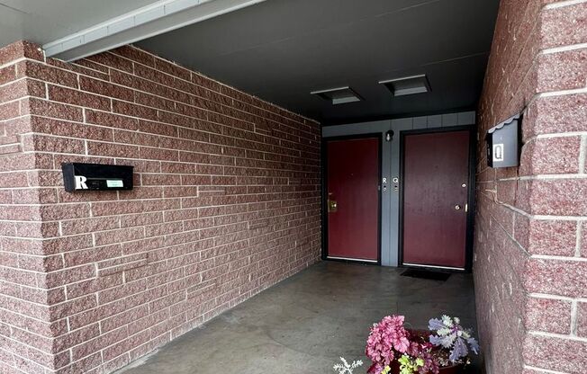 1 bed, 1 bath, $950, Unit R