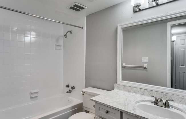 Bathroom at Bellaire Oaks Apartments, Texas, 77096