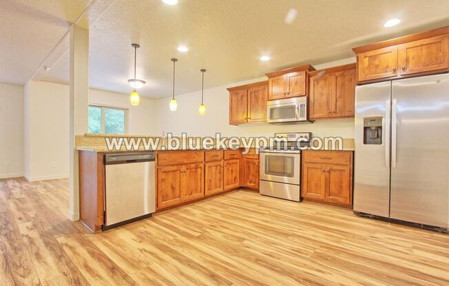 Available Now! 3 Bed, 2.5 Bath Home in Ridgefield