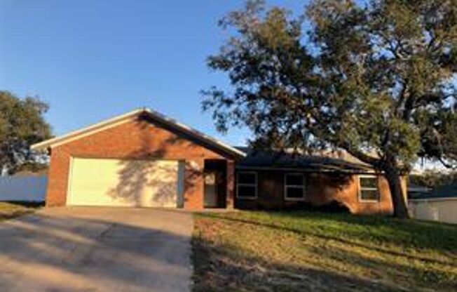 3 Bedroom / 2 Bath Deltona Home Available Now!