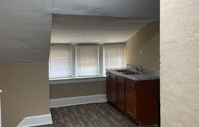 2 beds, 1 bath, $735