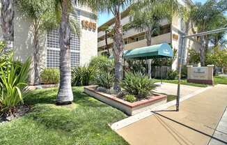 The Courtyard Apartments