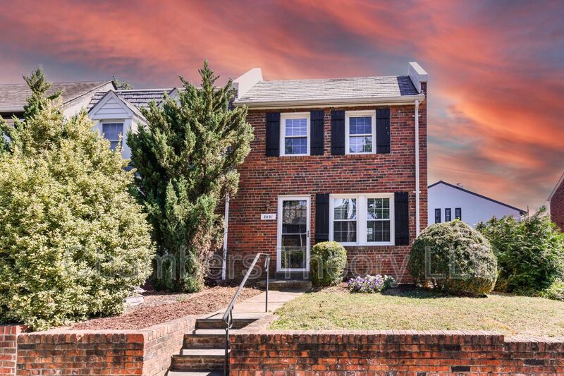 2051 N BRANDYWINE ST