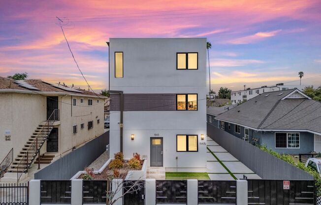 1543 W. 37th Pl Los Angeles, CA 90018