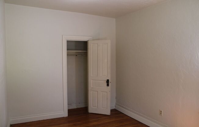 2 beds, 1 bath, $950, Unit Apt 1E