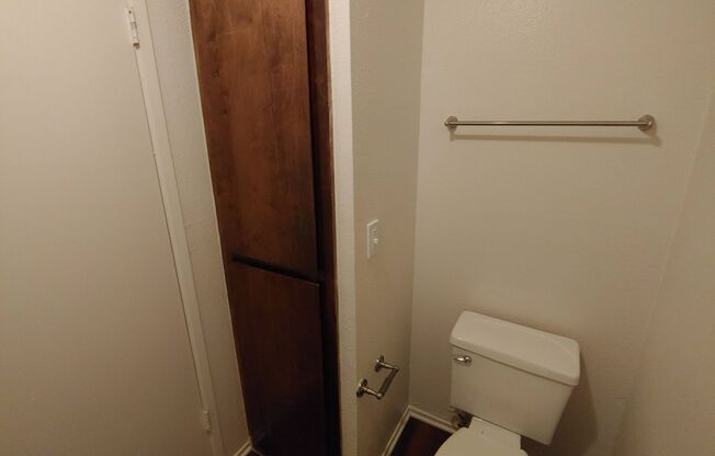 2 beds, 1 bath, 900 sqft, $1,585, Unit 1870-101