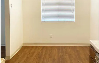 Studio, 1 bath, 400 sqft, $1,050, Unit 33