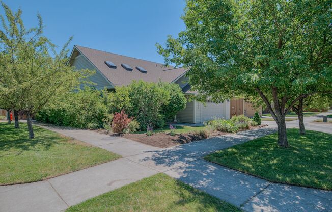 Bright, warm, and inviting 4-bedroom, 2.5-bath single-family home in beautiful NE Bend, Oregon