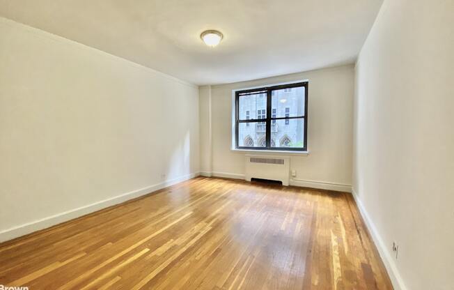 3 beds, 1 bath, $4,500, Unit 3E