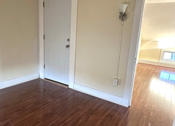 3 beds, 1 bath, 1,100 sqft, $1,800, Unit 2S