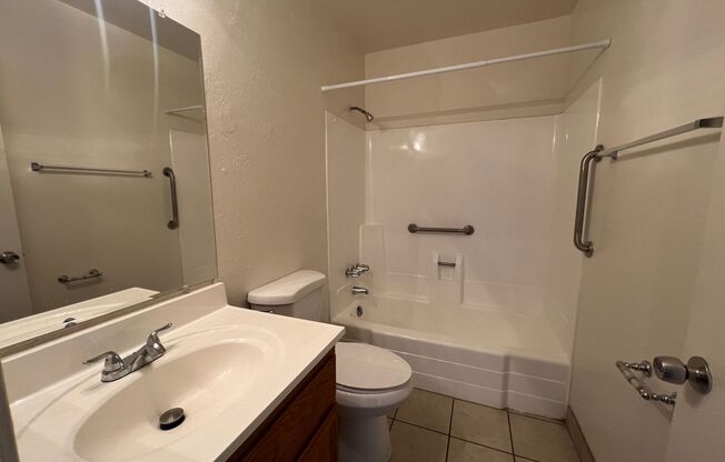 2 beds, 1 bath, $1,295, Unit 06