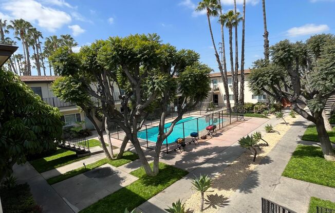 STUNNING APARTMENT! GREAT LOCATION! POOL PROPERTY