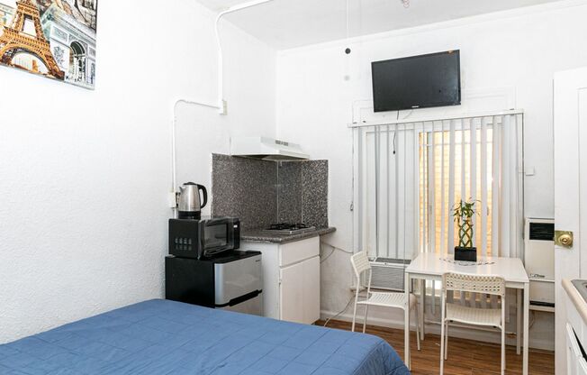 Studio, 1 bath, 196 sqft, $900, Unit 7