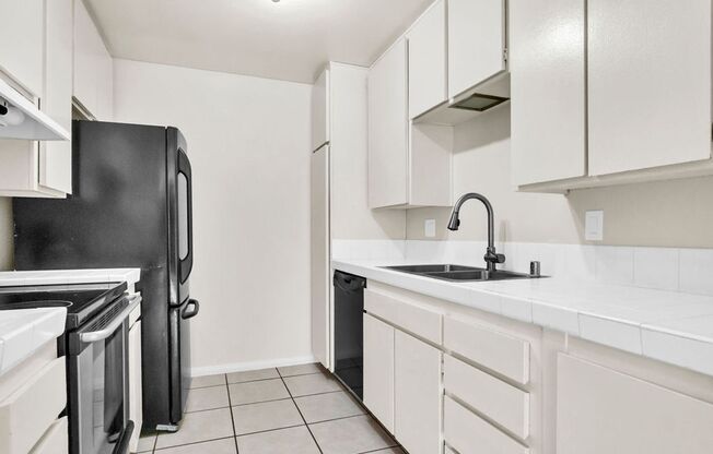 Spacious three bedroom with office in Prime UTC/UCSD Location! Available immediately!