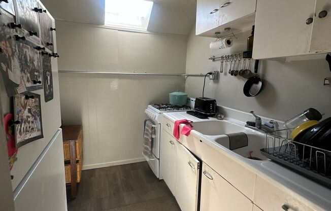 1 bed, 1 bath, $999, Unit D-3