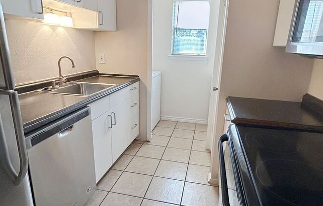 2 beds, 1 bath, $1,100