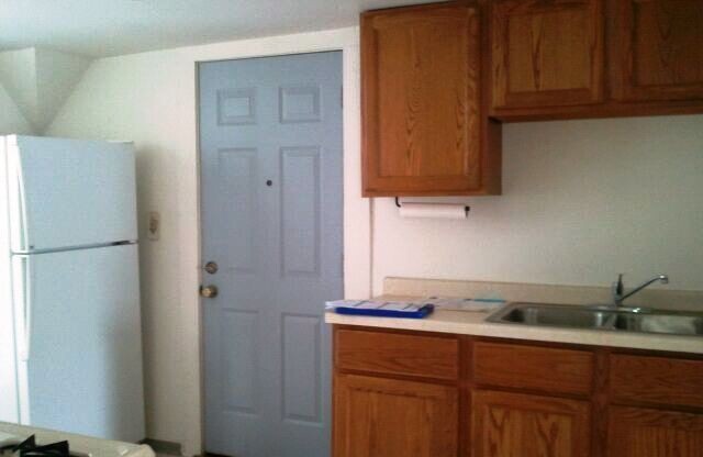 2 beds, 1 bath, $900