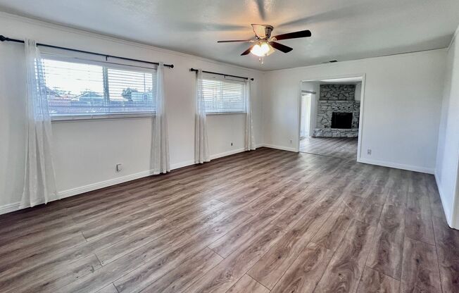$2,395 Clinton & Maple, 3 Bedroom 2 Bathroom - Harvard Ave, Fresno - Spacious and Landscaped Yard